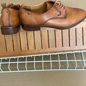 Royal laced up, low heeled shoes.